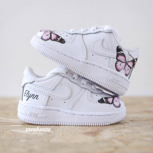 Open image in slideshow, baskets nike air force 1 custom pour les enfants ou bébé - motifs papillons et personnalisation avec le prénom - sneakeaze customs skz
