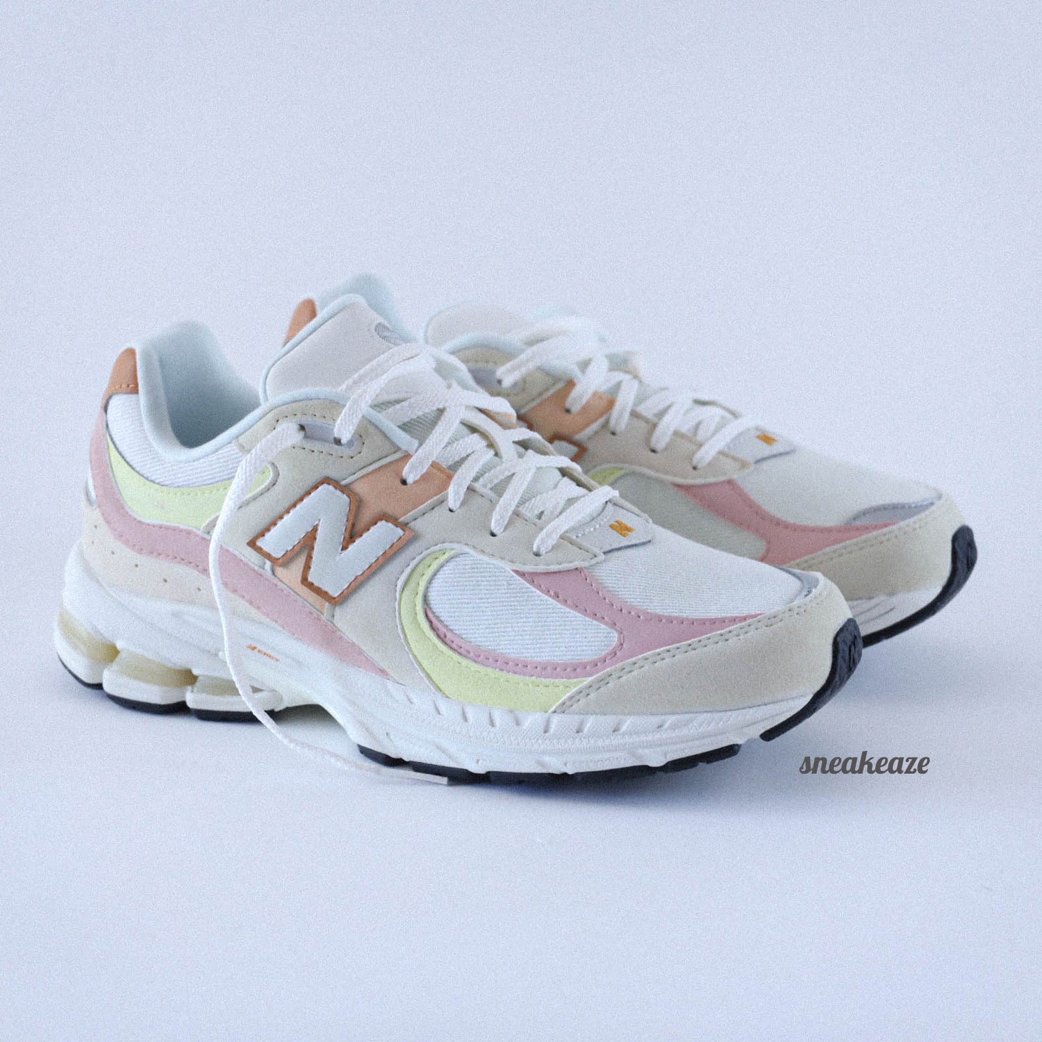 Baskets New balance customs 2002R couleur pastel sneakeaze customs skz