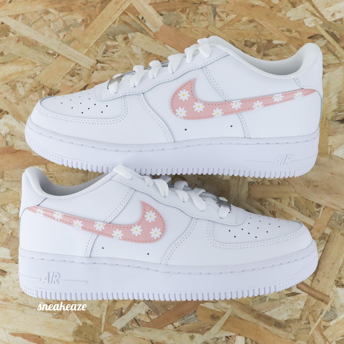 Baskets customs nike air force 1 AF1 swoosh pink marguerites fleur sneakeaze skz customs