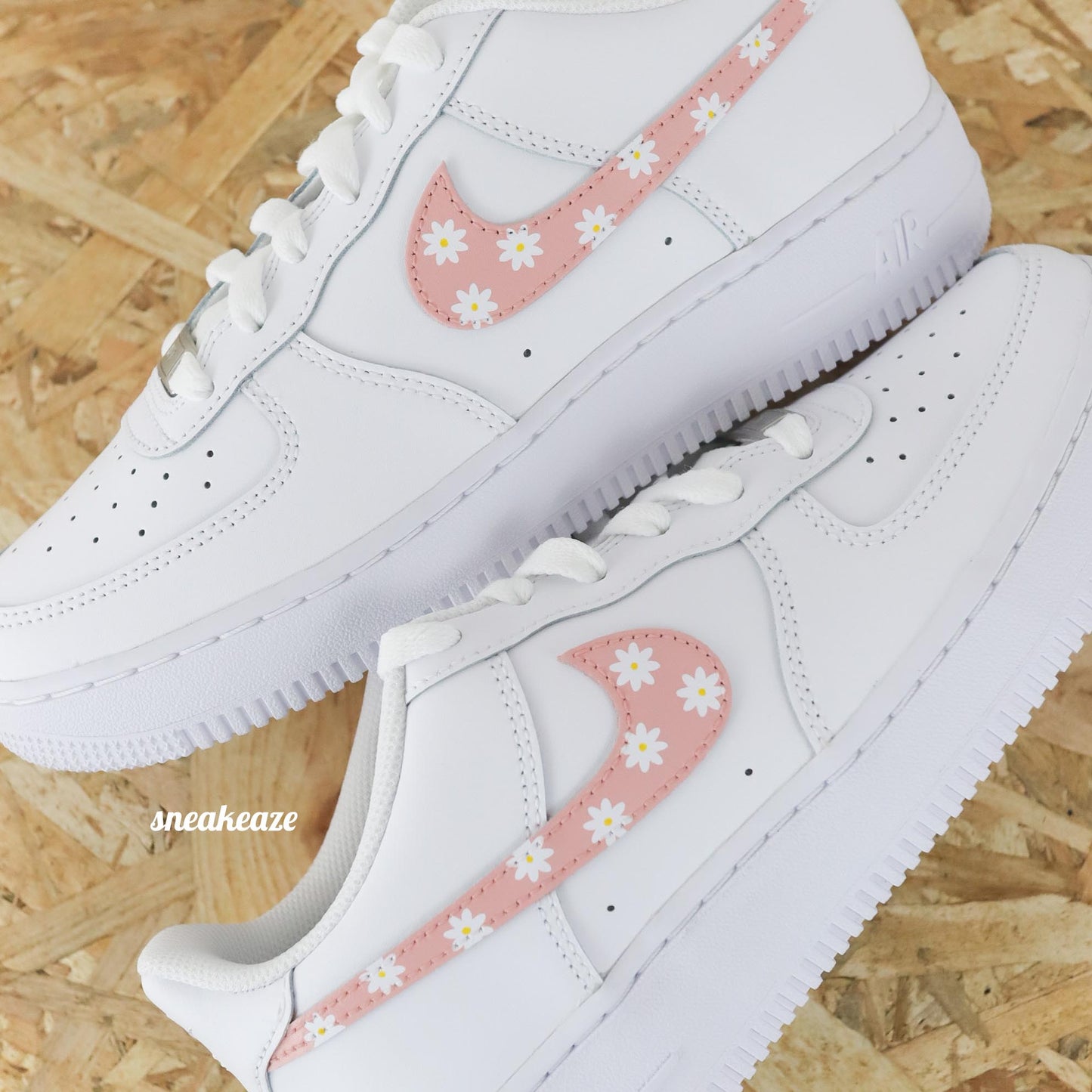 Baskets customs nike air force 1 AF1 swoosh pink marguerites fleur sneakeaze skz customs