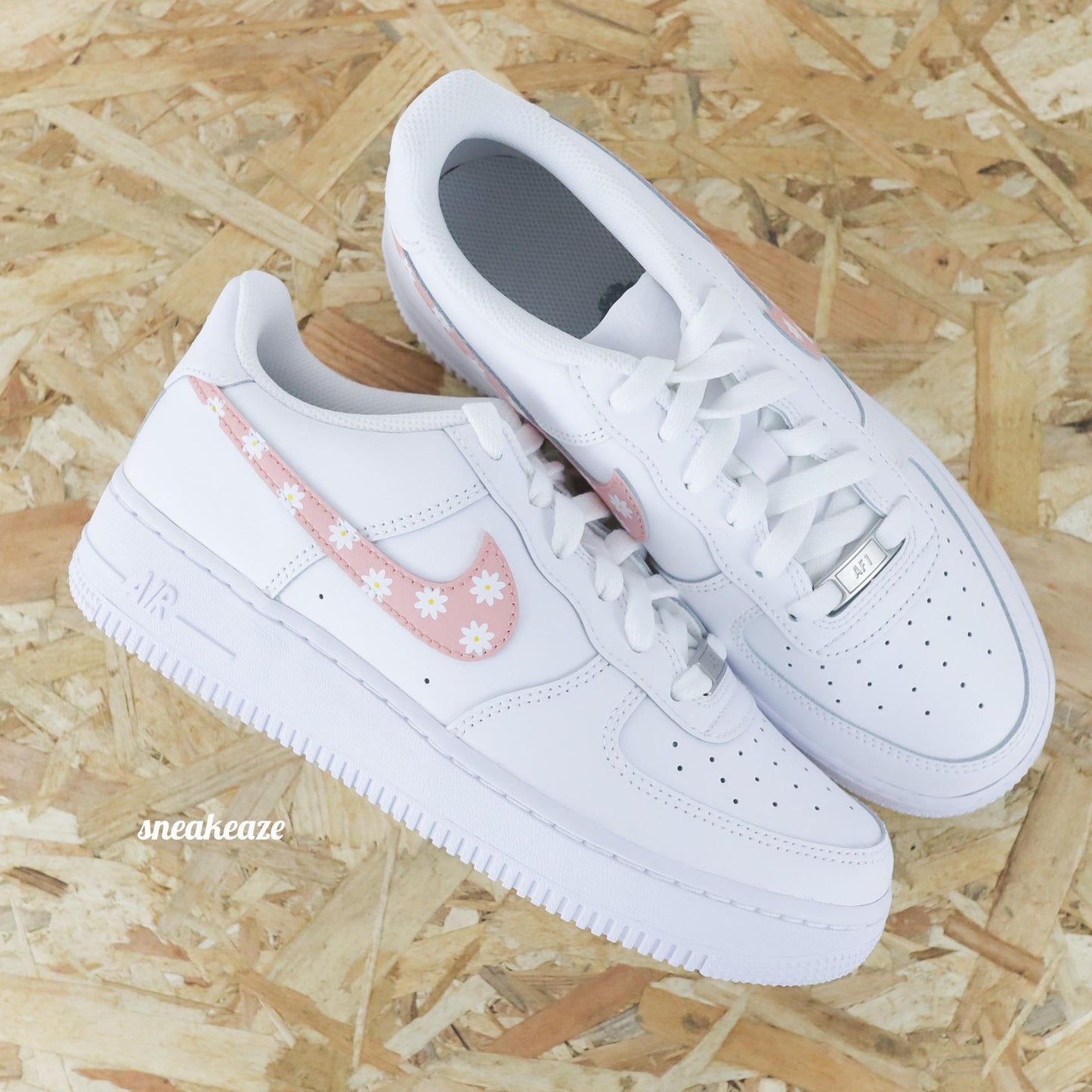 Baskets customs nike air force 1 AF1 swoosh pink marguerites fleur sneakeaze skz customs