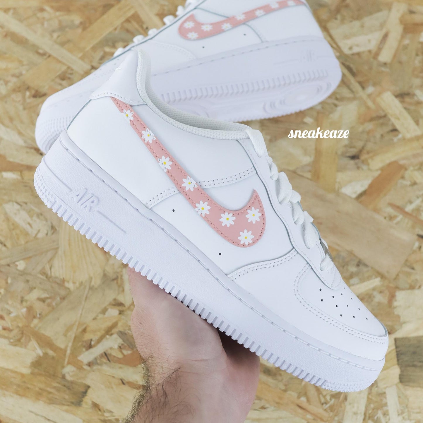 Baskets customs nike air force 1 AF1 swoosh pink marguerites fleur sneakeaze skz customs