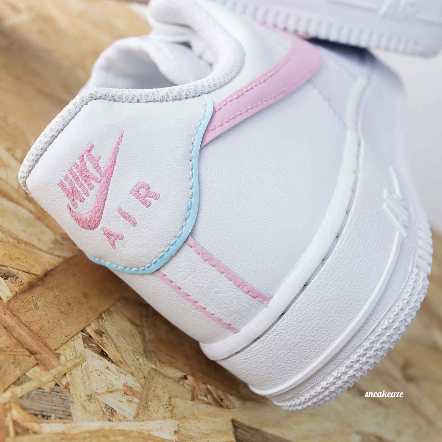 Baskets nike air force 1 AF1 customs outline licorne couleur bonbon pastel licorne sneakeaze skz custom