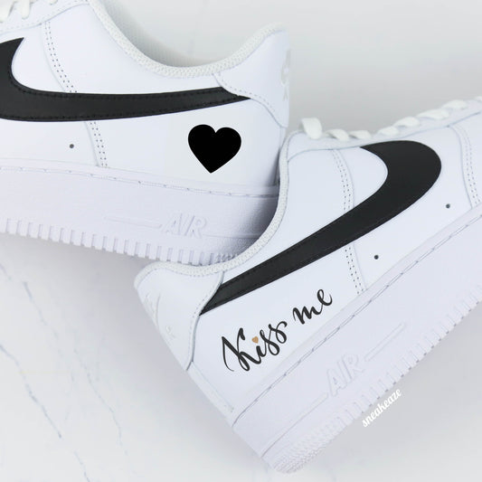 baskets nike air force 1 custom AF1 kiss me love hearts love you sneakeaze custom skz